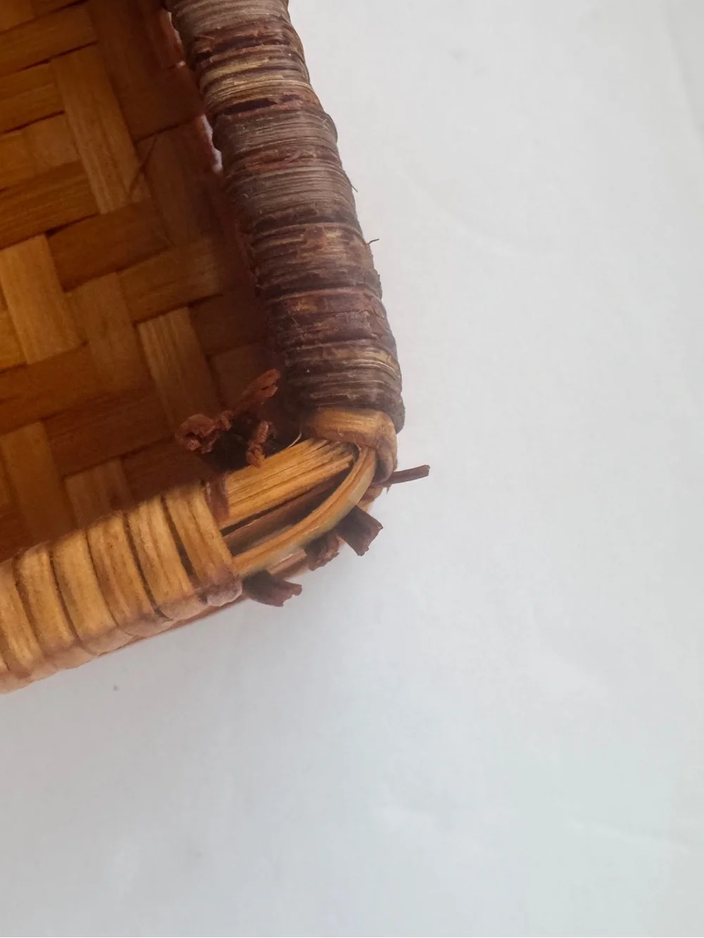 Vintage Handwoven Wicker Gathering Basket with Handle & Lid – Small Rustic Cotta